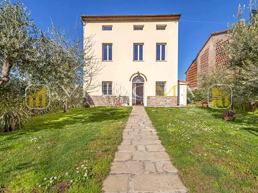 Immagine 1 di Villa in vendita  a Capannori