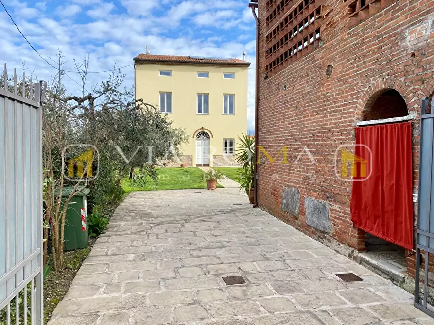 Immagine 11 di Villa in vendita  a Capannori