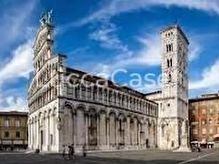 Immagine 1 di Garage in vendita  a Lucca