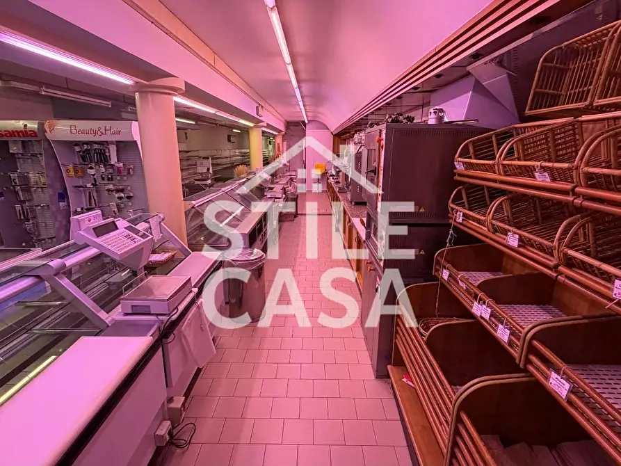 Immagine 21 di Locale commerciale in vendita  a Altopascio