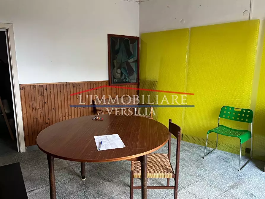 Immagine 5 di Locale commerciale in vendita  a Massa