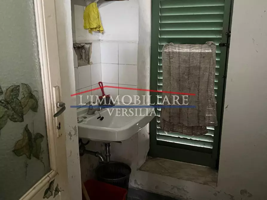 Immagine 7 di Locale commerciale in vendita  a Massa