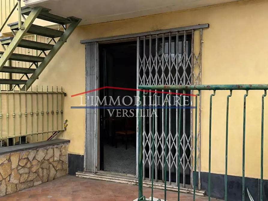 Immagine 2 di Locale commerciale in vendita  a Massa