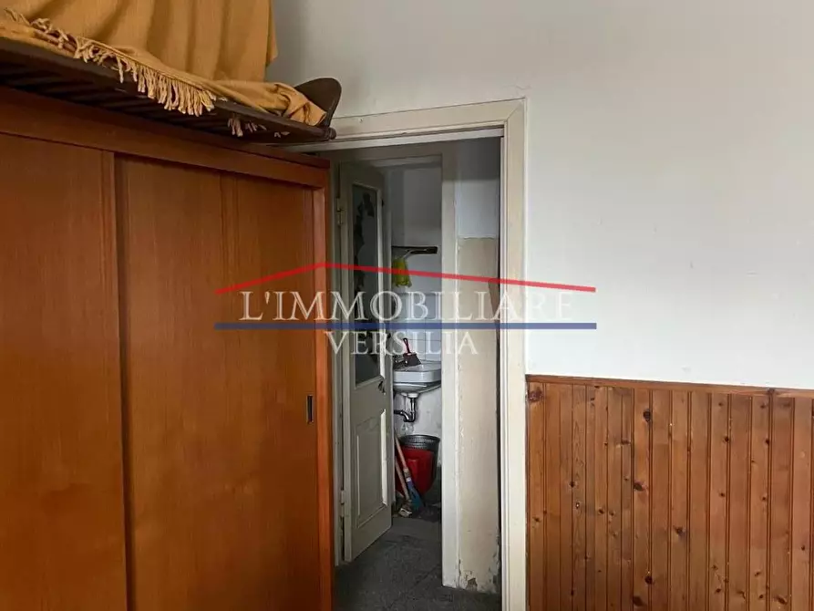 Immagine 10 di Locale commerciale in vendita  a Massa