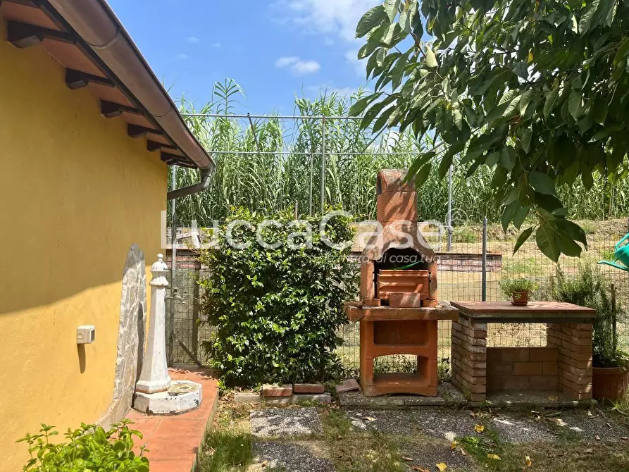 Immagine 11 di Villa in vendita  a Porcari