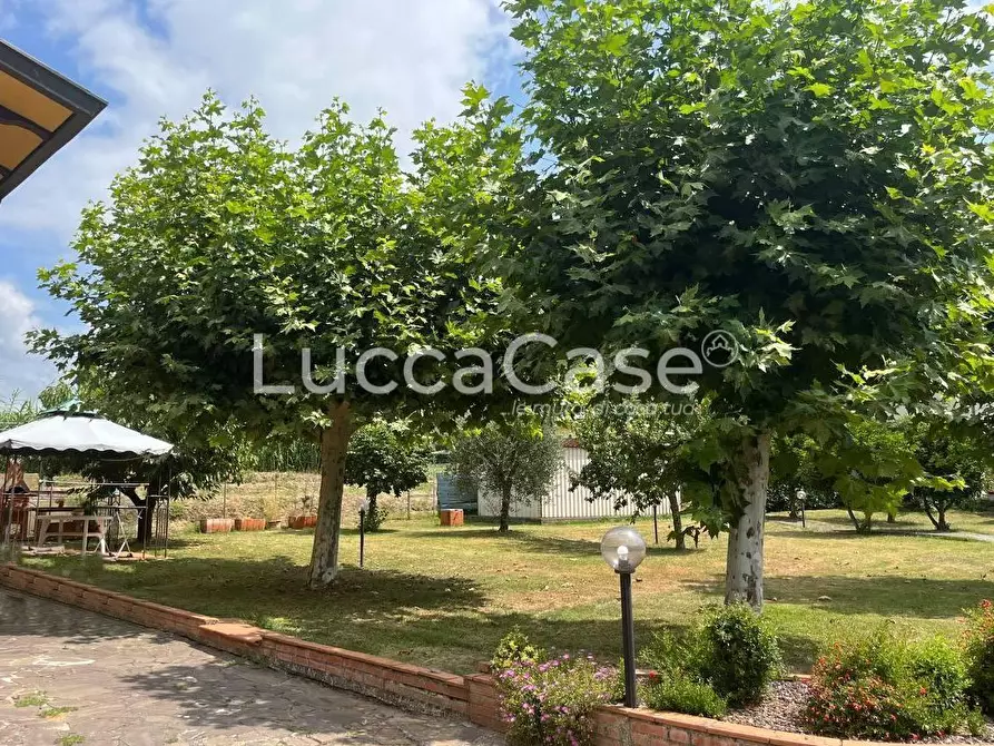 Immagine 1 di Villa in vendita  a Porcari