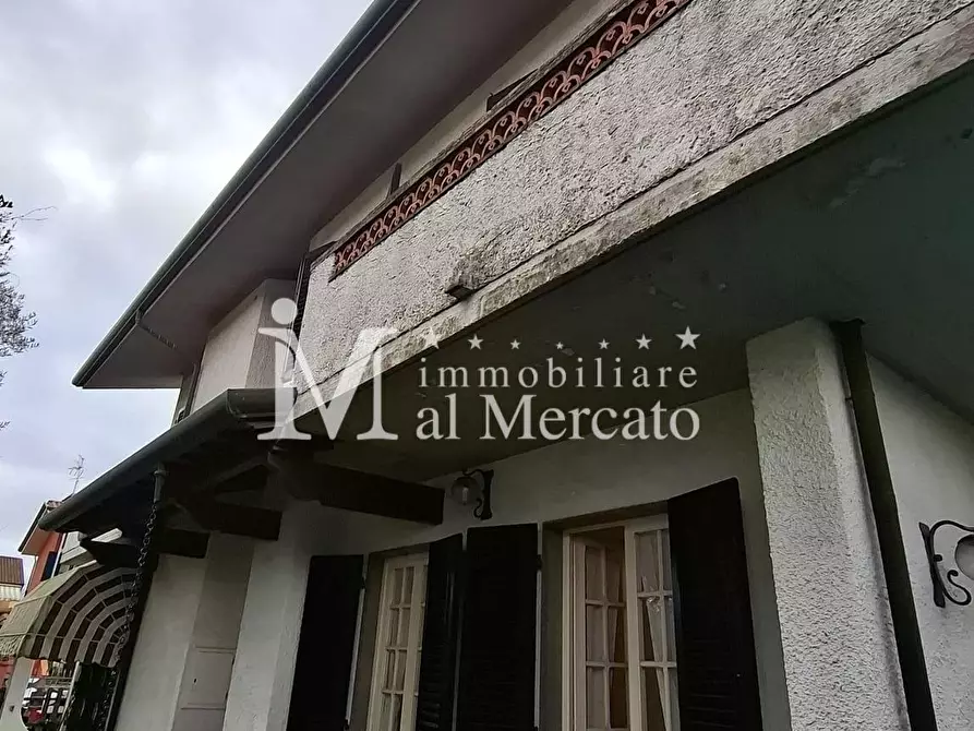 Immagine 2 di Casa bifamiliare in vendita  a Viareggio