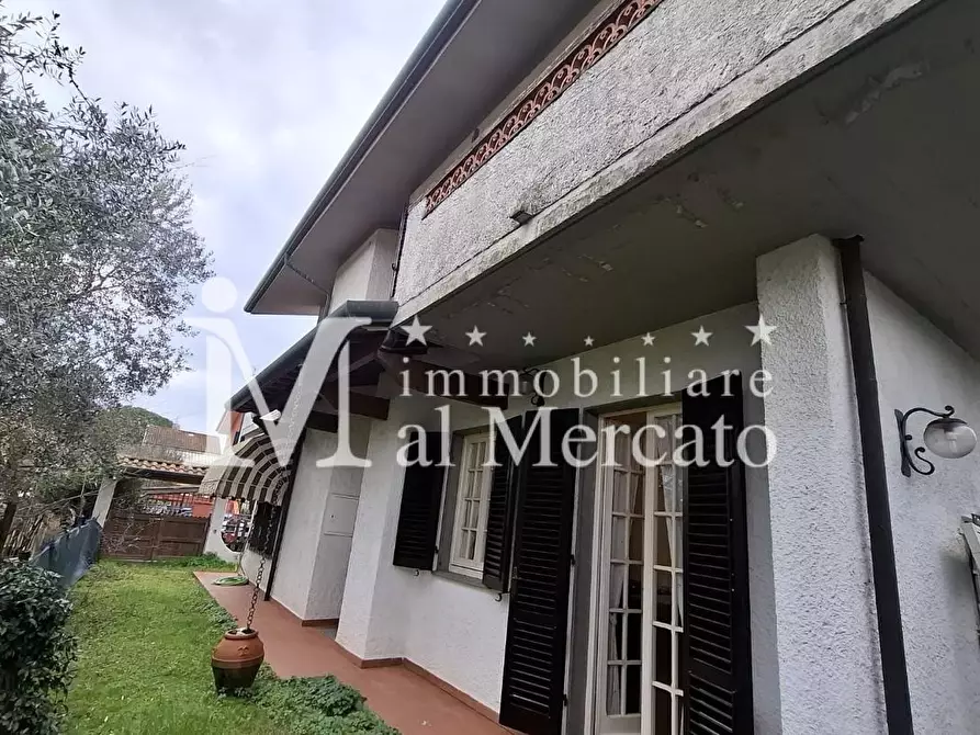 Immagine 1 di Casa bifamiliare in vendita  a Viareggio