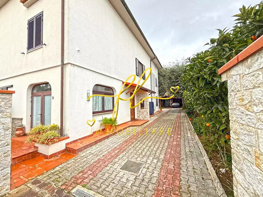 Immagine 2 di Villa in vendita  a Rosignano Marittimo