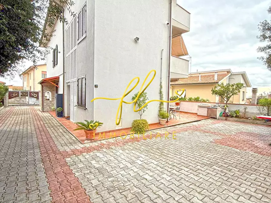 Immagine 5 di Villa in vendita  a Rosignano Marittimo