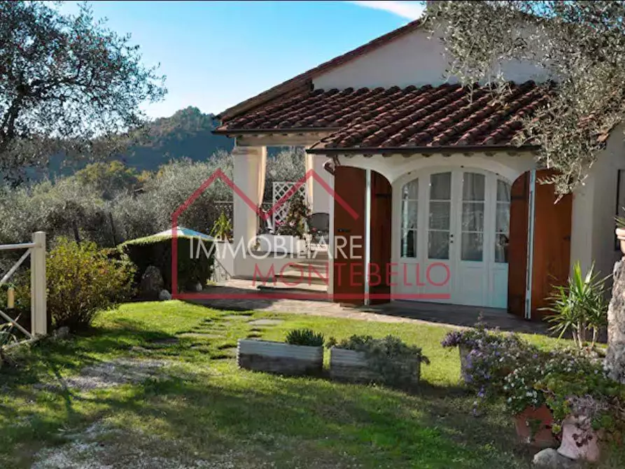 Immagine 5 di Casa colonica in vendita  a Camaiore