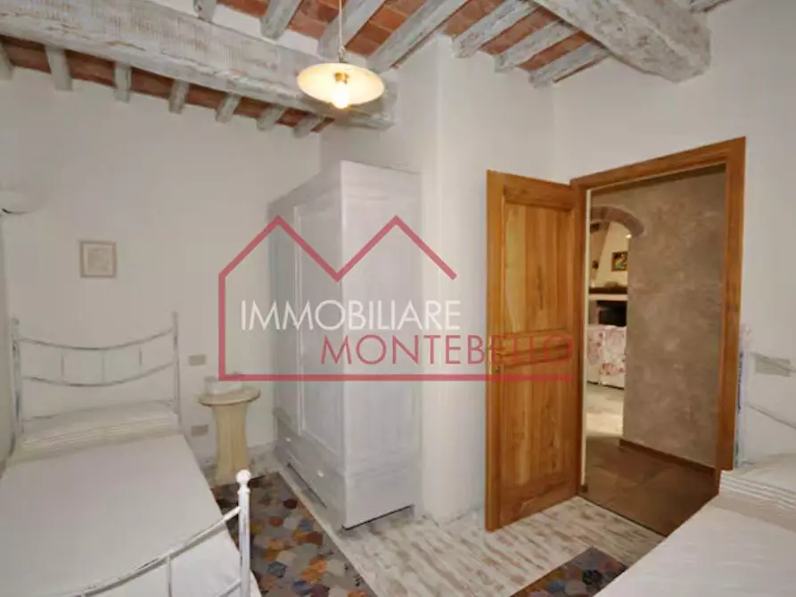 Immagine 9 di Casa colonica in vendita  a Camaiore