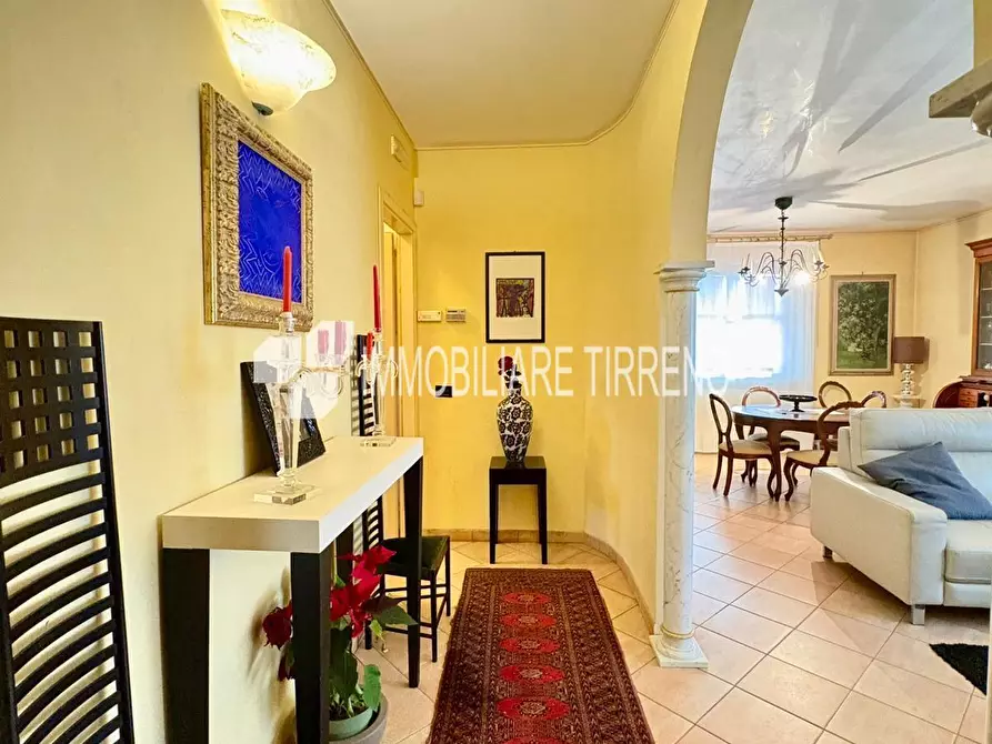 Immagine 10 di Villa in vendita  a Massa