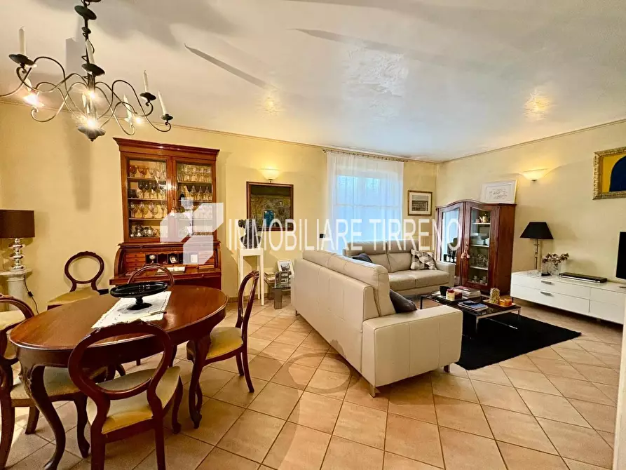 Immagine 5 di Villa in vendita  a Massa