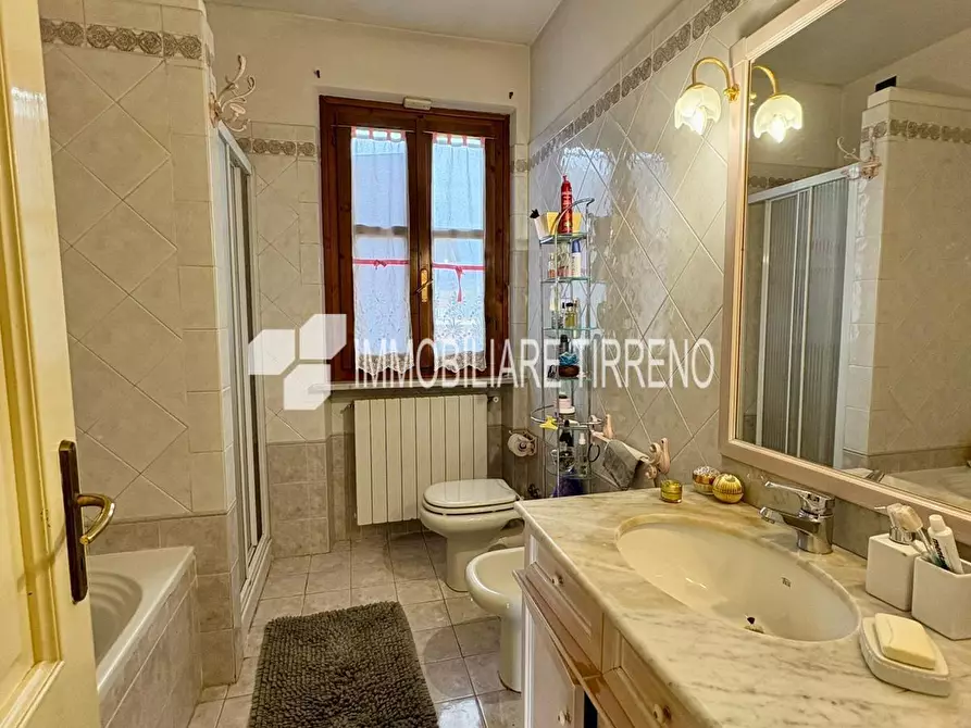 Immagine 17 di Villa in vendita  a Massa