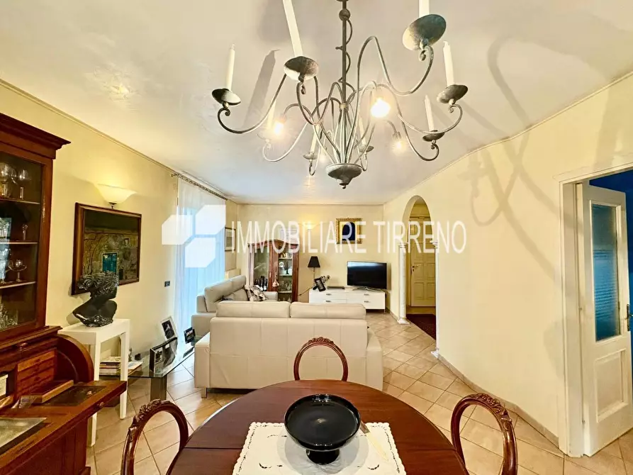 Immagine 4 di Villa in vendita  a Massa