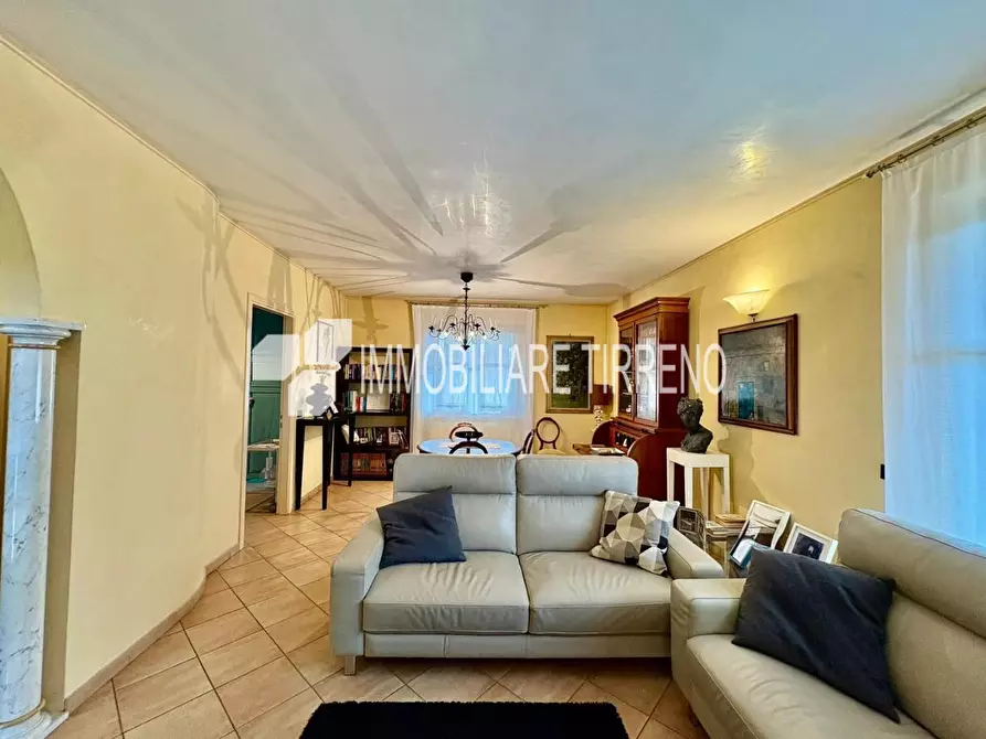 Immagine 6 di Villa in vendita  a Massa