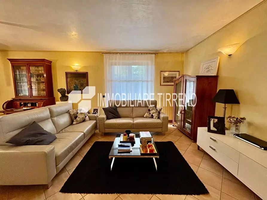 Immagine 3 di Villa in vendita  a Massa