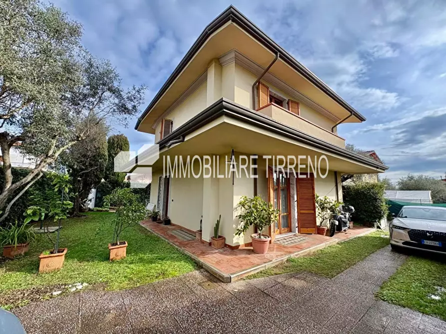 Immagine 1 di Villa in vendita  a Massa