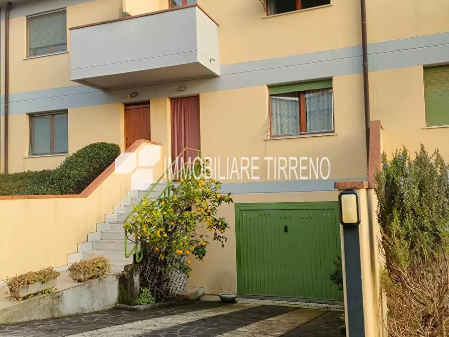 Immagine 1 di Villetta a schiera in vendita  a Massa