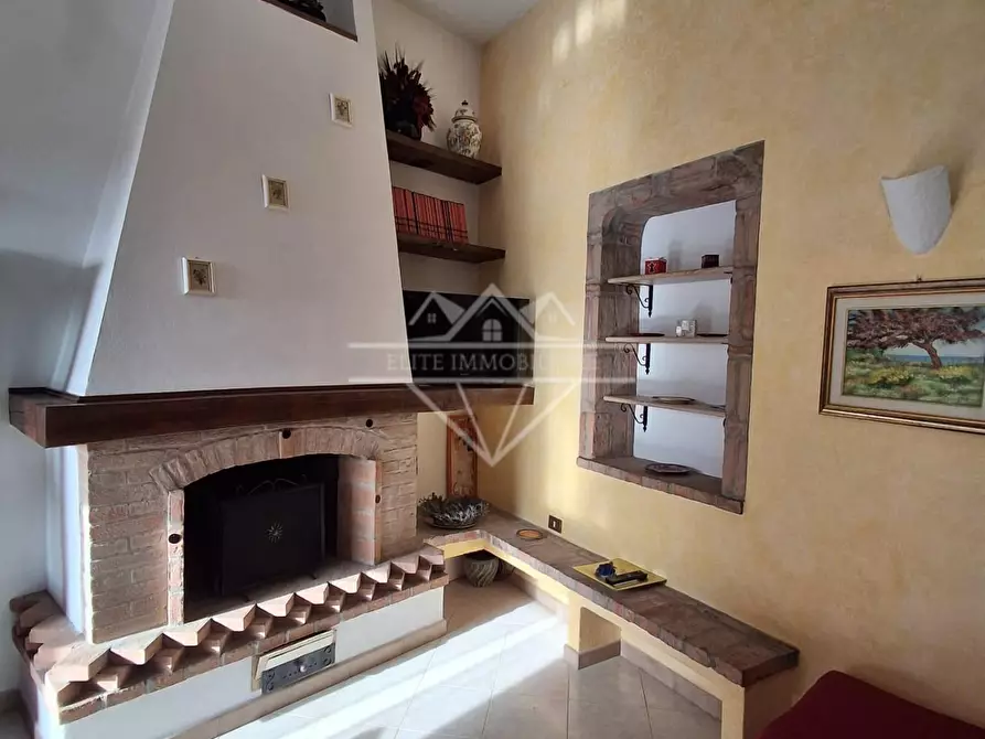 Immagine 2 di Appartamento in vendita  a Carrara