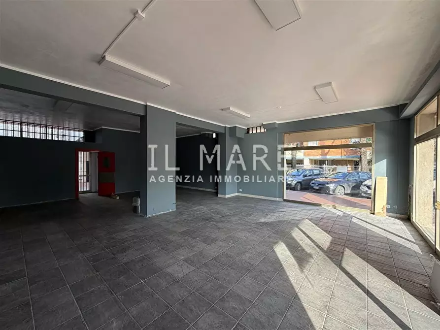 Immagine 7 di Locale commerciale in vendita  a Massa