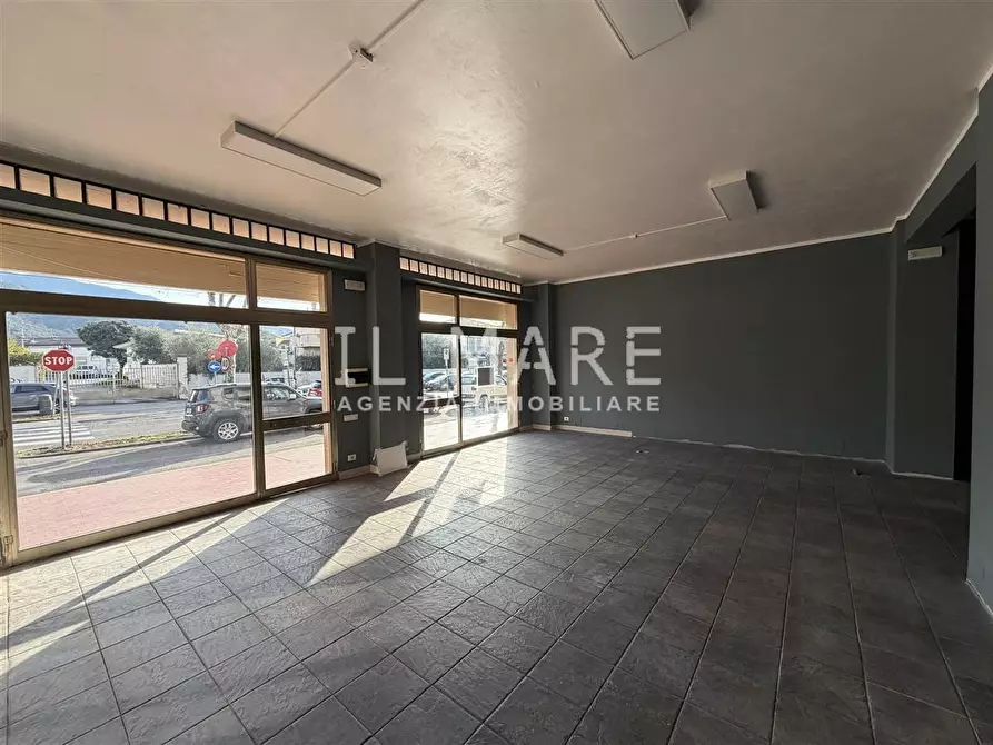 Immagine 3 di Locale commerciale in vendita  a Massa