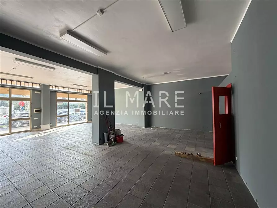 Immagine 6 di Locale commerciale in vendita  a Massa