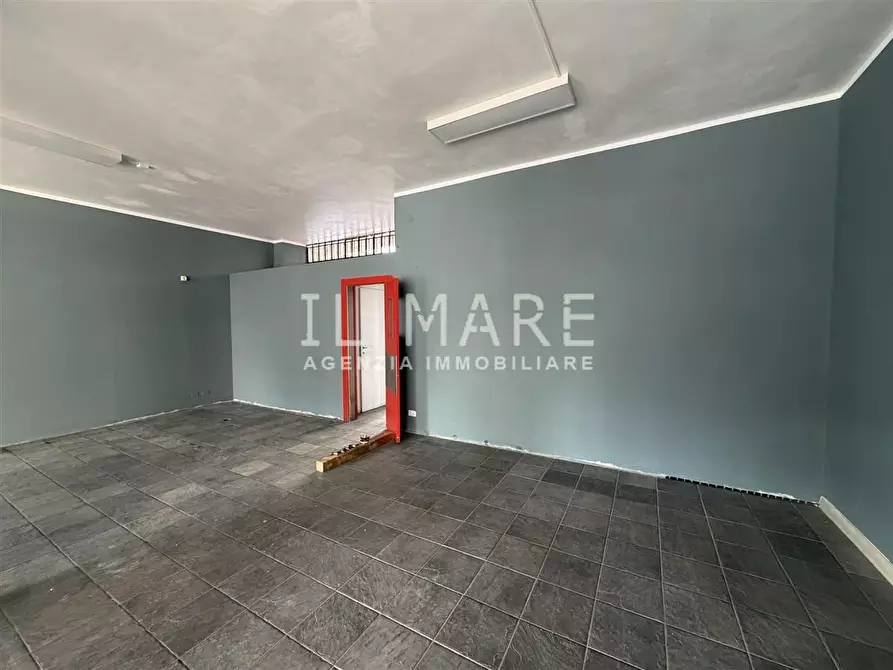 Immagine 8 di Locale commerciale in vendita  a Massa