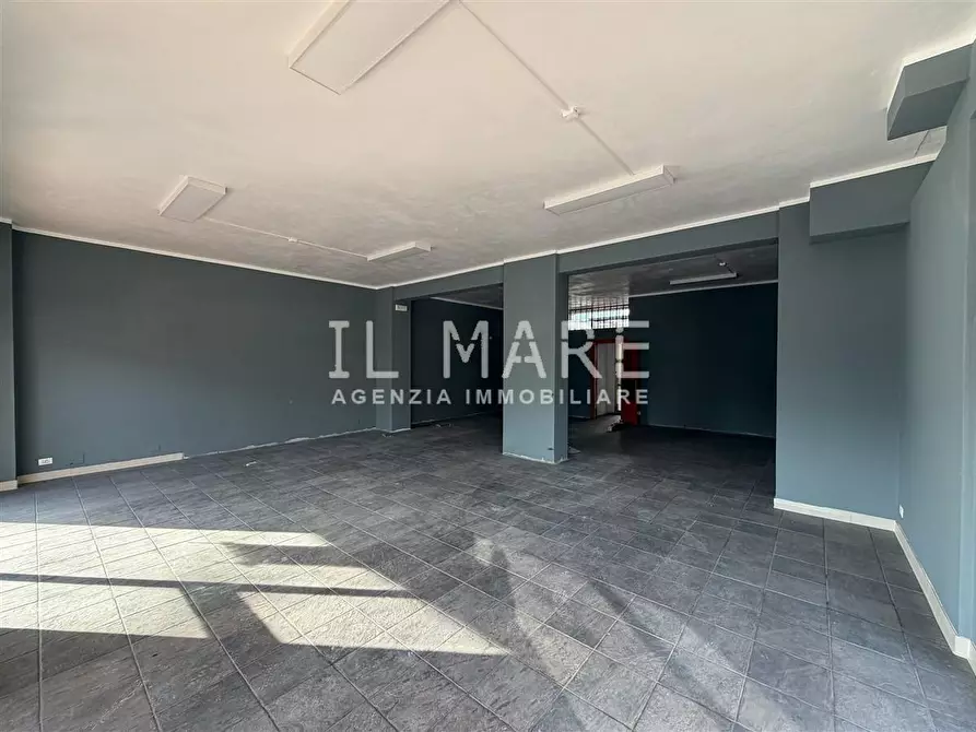 Immagine 9 di Locale commerciale in vendita  a Massa