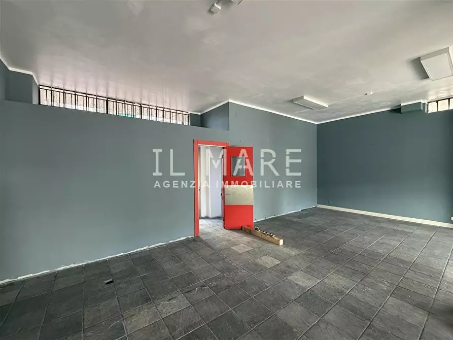 Immagine 2 di Locale commerciale in vendita  a Massa