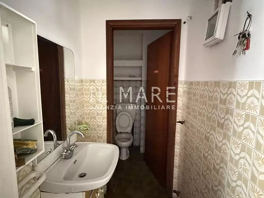 Immagine 10 di Locale commerciale in vendita  a Massa