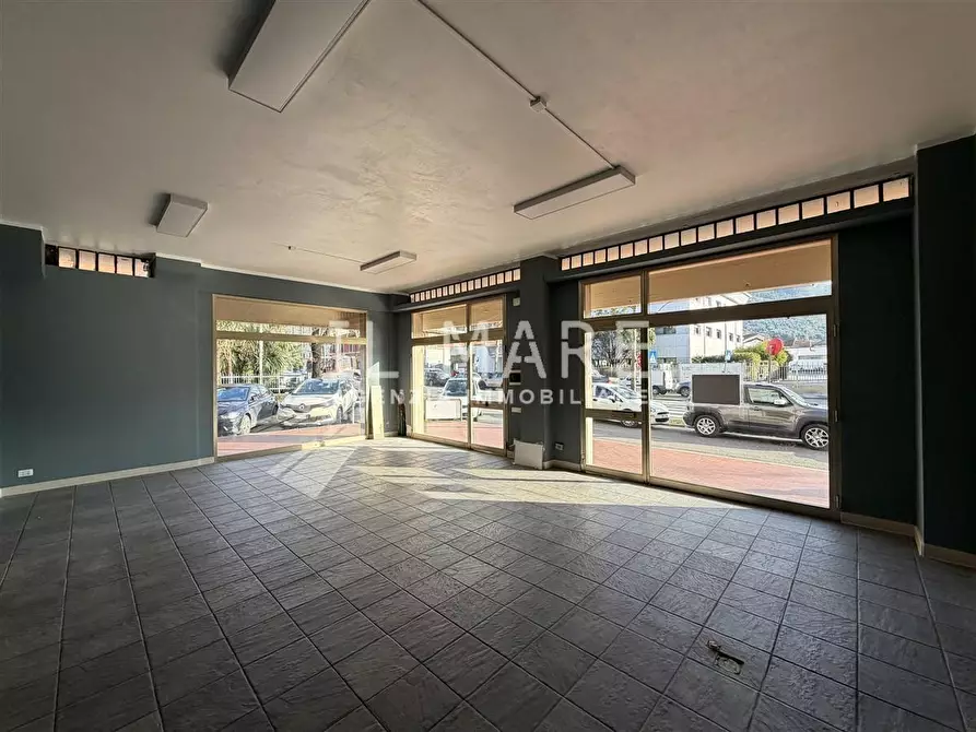 Immagine 4 di Locale commerciale in vendita  a Massa