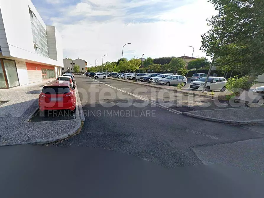 Immagine 1 di Garage in vendita  a Pisa