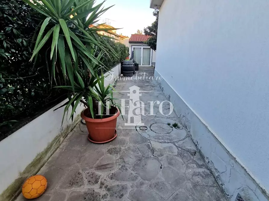 Immagine 35 di Villetta a schiera in vendita  a Campi Bisenzio