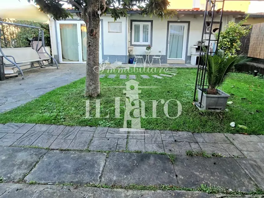 Immagine 37 di Villetta a schiera in vendita  a Campi Bisenzio