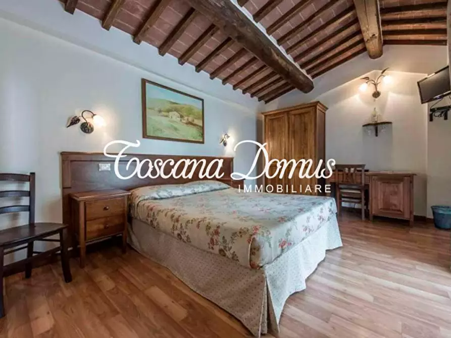 Immagine 19 di Casa colonica in vendita  a Siena