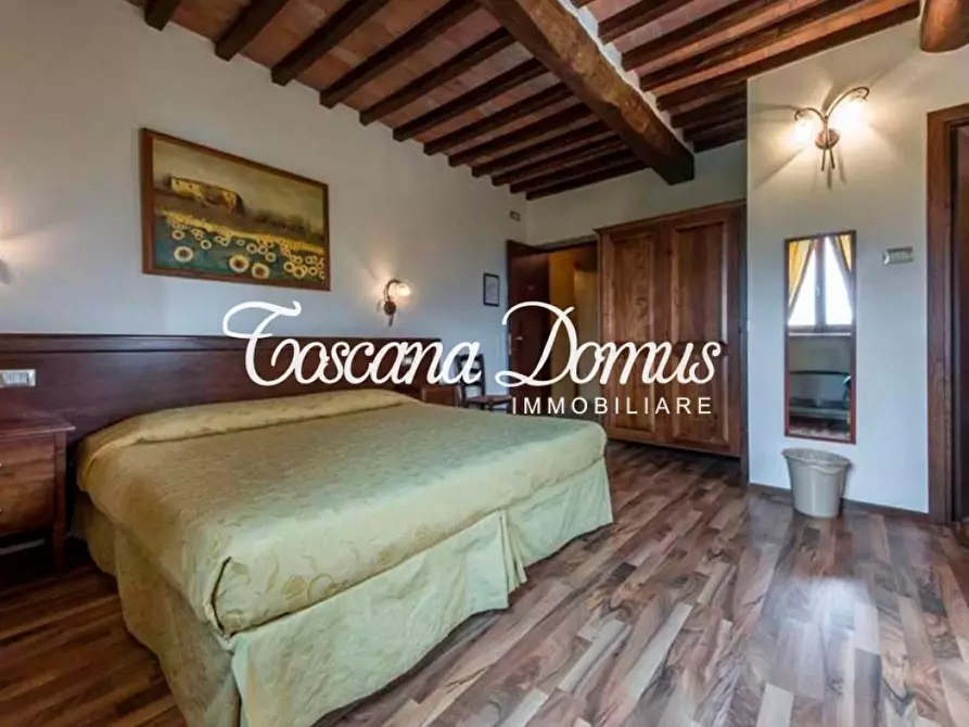 Immagine 12 di Casa colonica in vendita  a Siena