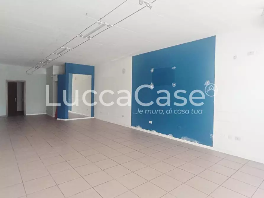 Immagine 3 di Locale commerciale in affitto  a Capannori