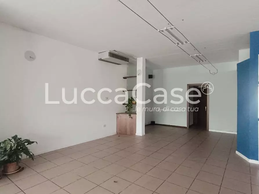 Immagine 5 di Locale commerciale in affitto  a Capannori