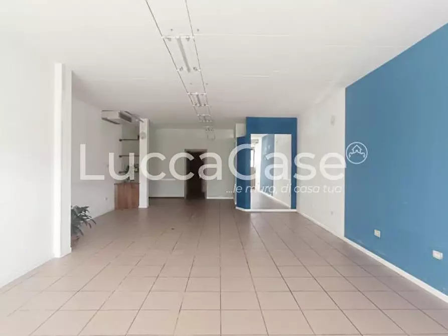Immagine 6 di Locale commerciale in affitto  a Capannori