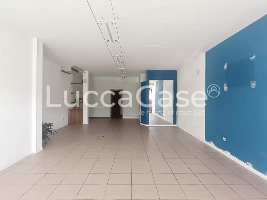 Immagine 2 di Locale commerciale in affitto  a Capannori
