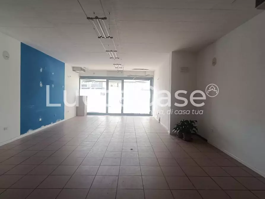 Immagine 4 di Locale commerciale in affitto  a Capannori