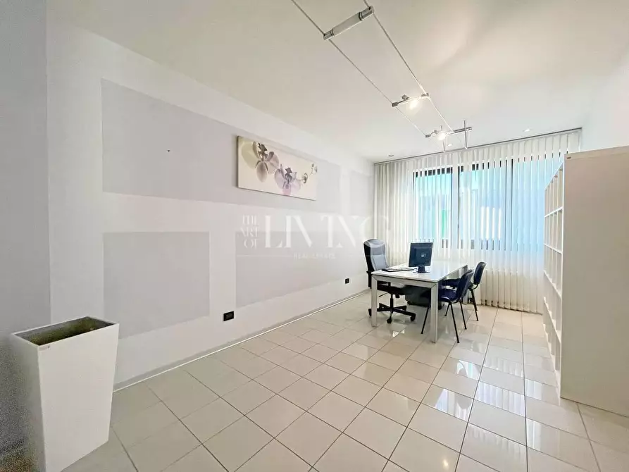 Immagine 9 di Ufficio in affitto  a Capannori