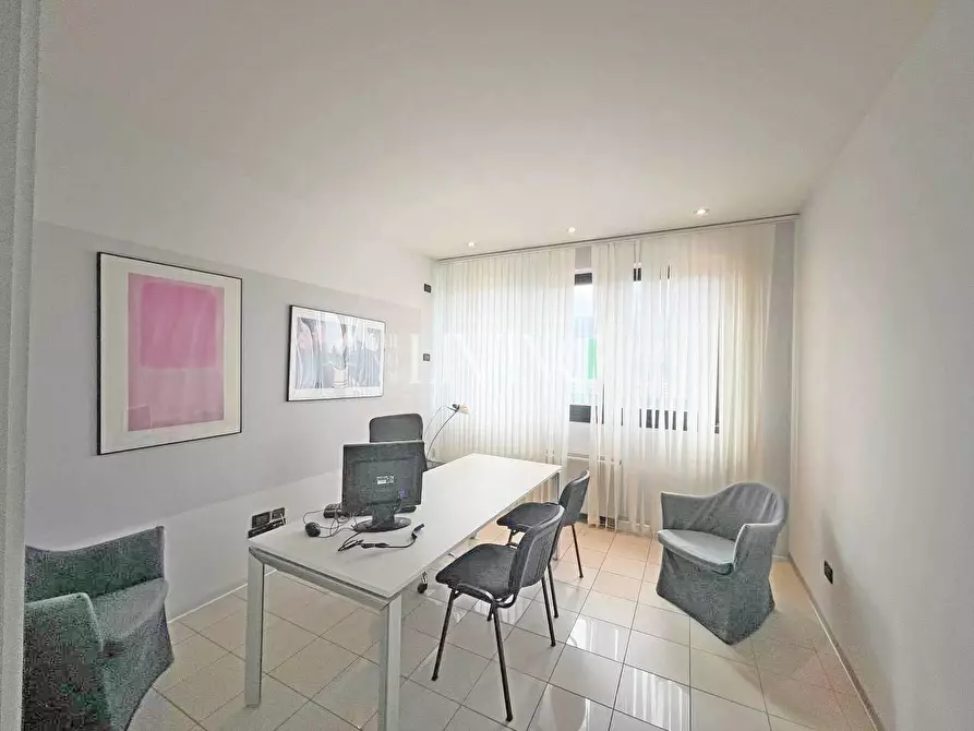 Immagine 15 di Ufficio in affitto  a Capannori