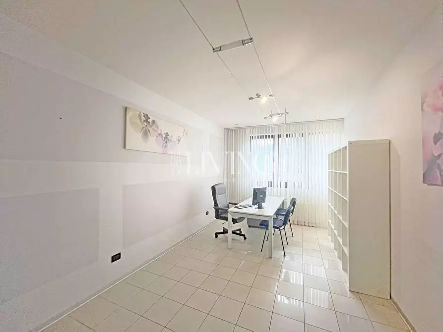 Immagine 13 di Ufficio in affitto  a Capannori