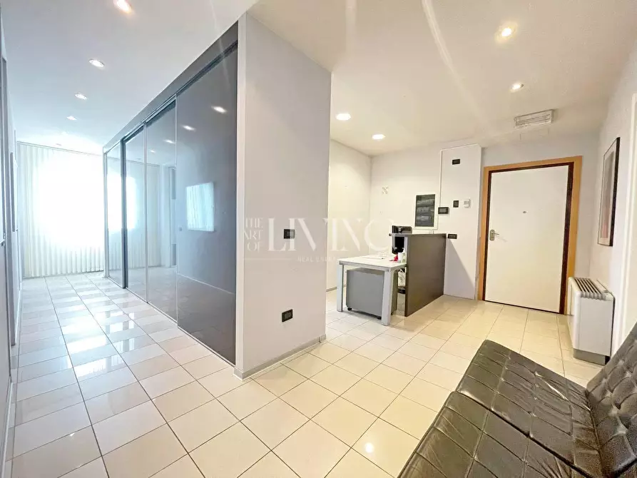 Immagine 4 di Ufficio in affitto  a Capannori