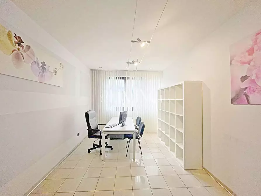 Immagine 12 di Ufficio in affitto  a Capannori