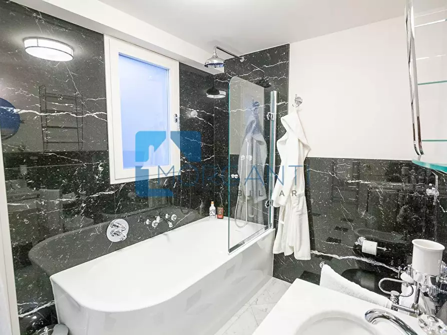 Immagine 9 di Palazzo in vendita  a Pietrasanta