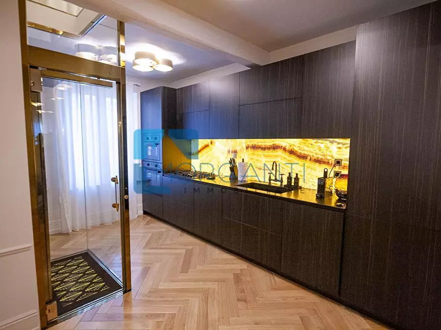 Immagine 2 di Palazzo in vendita  a Pietrasanta